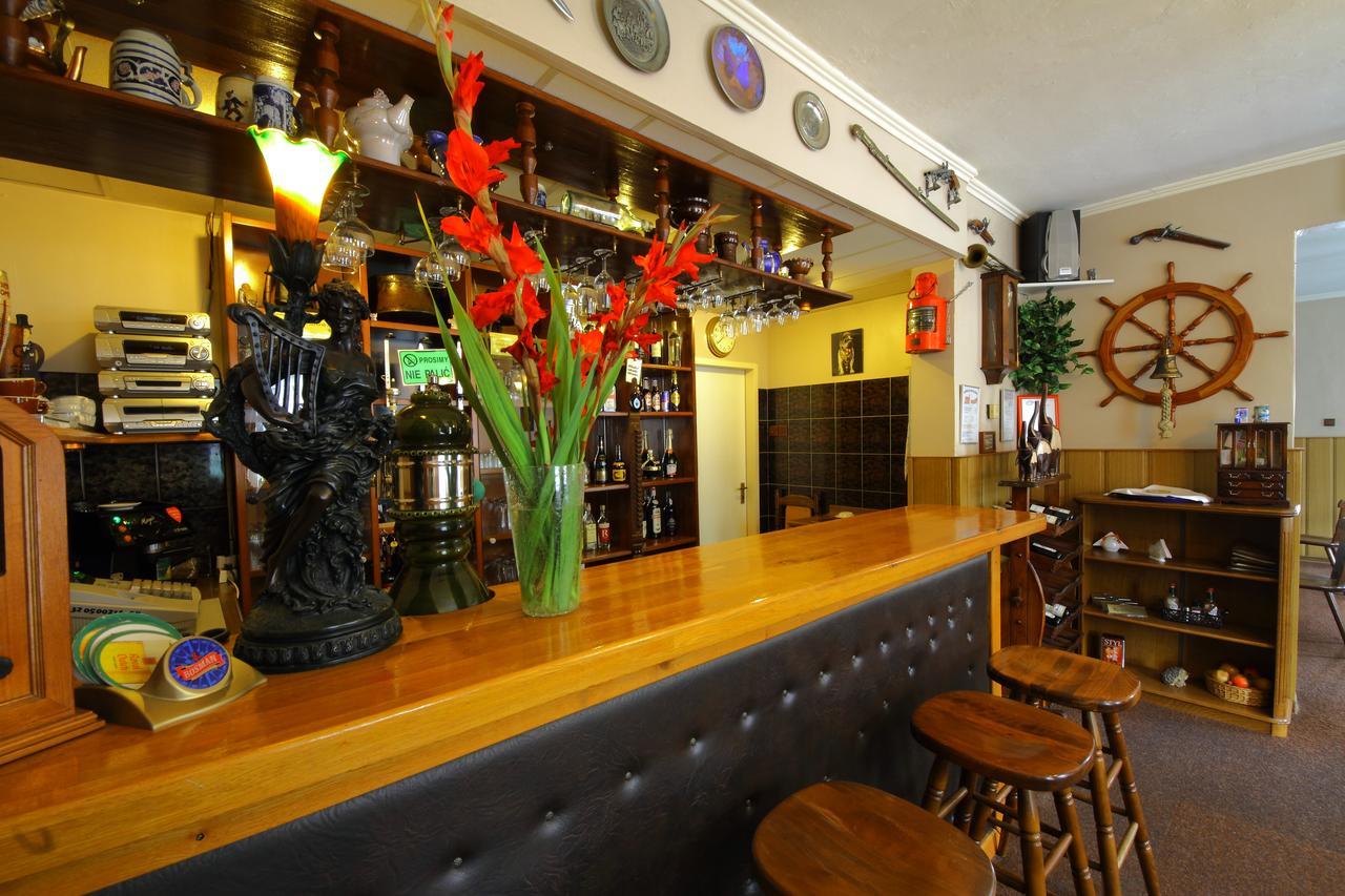 Restaurant & Hostel "Broadway" Kliniska エクステリア 写真
