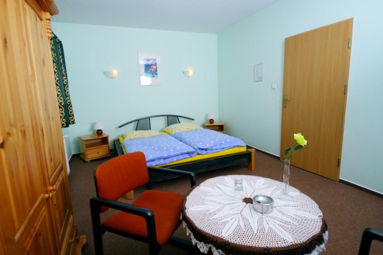 Restaurant & Hostel "Broadway" Kliniska エクステリア 写真